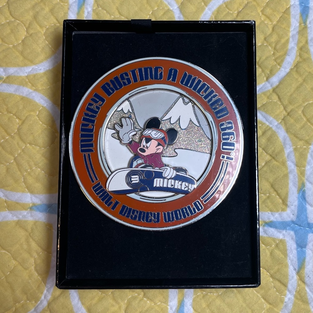Disney Limited Edition Collectible Featured Artist Pin